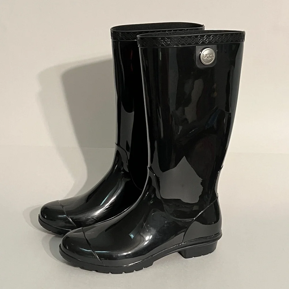 UGG Rubber Rain Boots, women’s size 8. Glossy Boot in Black. Sherpa insoles